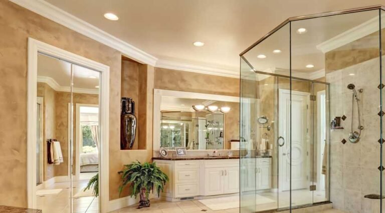 The-Pros-and-Cons-of-Frameless-vs.-Framed-Walk-In-Showers